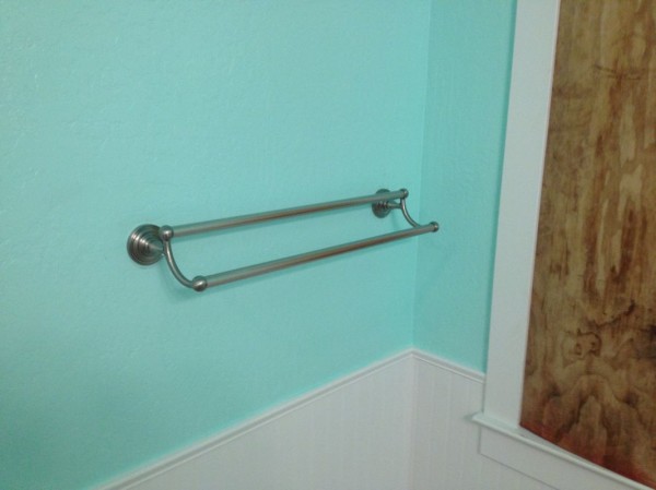 Double towel rack for bathtub